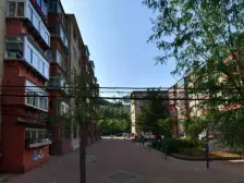 无坡,视野空阔,采光足,交通便利 近市场近公交站