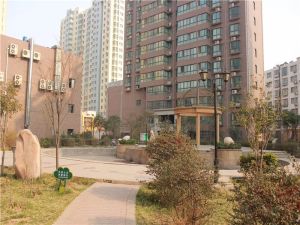 南昌路精装三室,户型方正。拎包入住。