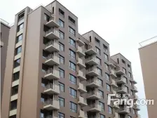 小区无坡,位置好,前排 近公交站,适合居住陪读