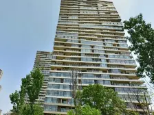 业主诚心出售 有车位三室精装修看