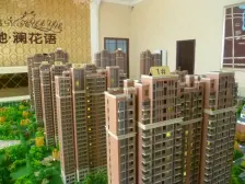 此房是中楼层,通透大三房,小区人车分流,绿化高。