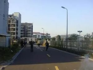 门口地铁站,物业费便宜,停车免费,环境优美。