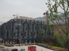 花溪轻轨站 70平地下室 40平花园