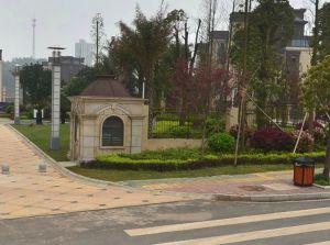 地铁口近靠公园物业好自住装修诚心急卖