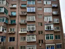 机车厂家属楼,南北两室精装修,低楼层视野好拎包住。