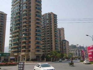 爱尚公寓双地铁口的三房朝南东边套大四房
