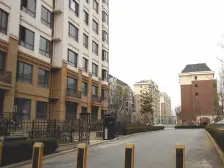 房子是跃层.轻轨13号线.医大2院湿地公园.都在楼下