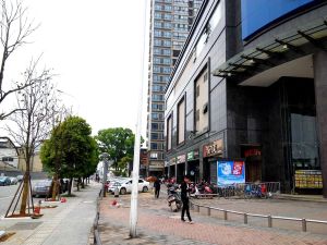 近人民东路中高楼层小户型带阳台有天燃气