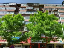 火车站旁边,距离地铁口50米有院子可以停车交通便利。