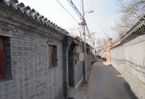 前门大街东侧草厂胡同,城市改造后院落中的房子