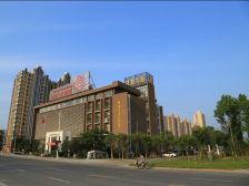 房子大三室,小区环境优美,离西湖只有一路之隔