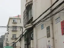 房子带60平左右院子 停车方便 精装修 可以拎包入住