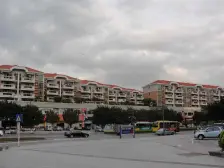 美地芳邻与技师学院做邻居 楼下就有公交站 交通便利