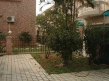 河畔花园独栋别墅 目前做了七个房间 房子带车库