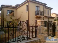 独栋大别墅,带私家泳池,千平花园,随时看房。