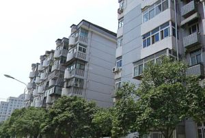 楼下就是公交站台,出行各个方向都很便利。