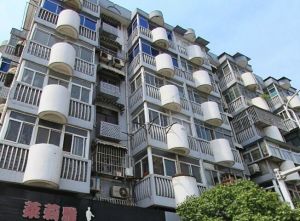 七岔路口云龙公园旁两室朝南集中供暖