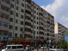 此房格局好 视野采光不挡 下楼就是早晚市场 近公交站