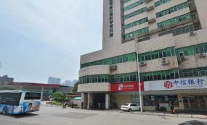 涂家冲地铁口200米.1楼三房带大院子.免费停车