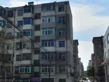 此房户型是中间厅。 南北都可以通行