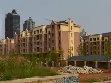 旅顺新城三八里出小区就是公交站点,增仓房近轻轨。