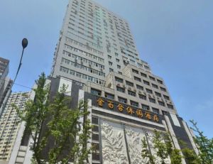 黄河路 道边百合楼上 中楼层 急售