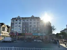 此房地脚好 户型好 砖混结构 新式精装拎包入住