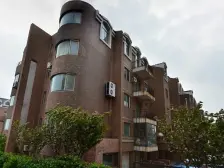 此房南北通透,面积大采光好, 交通便利,购物方便