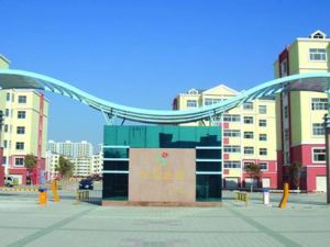 鸿基花园多层一楼,此房满二,带23平储藏室,精装3室