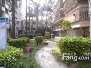 宝杭花园,好房源出售。交通出行方便