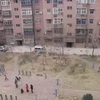 紧挨大召,旁边可直接进入大召小吃街,