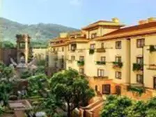 既带小院 又带露台 总高3层的小别墅 小区门口的位置