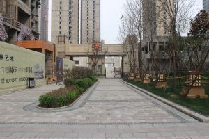 万浩金百合北区毛坯房大三居中间楼层三室两厅两卫