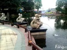此房位于小区中间位置,朝南看花园,舒适度高。