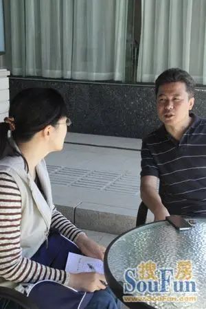 王总接受房天下记者现场采访 王总接受房天下记者现场采访