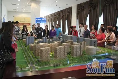 天资璟庭置业顾问在为网友介绍楼盘 天资璟庭置业顾问在为网友介绍楼盘