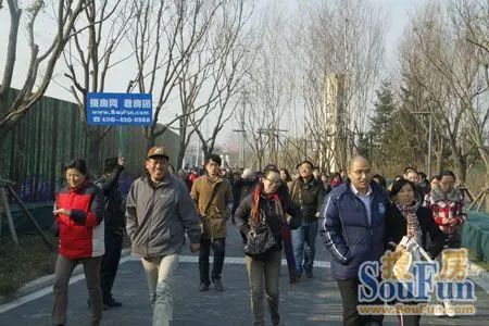 参与看房团成购房者置业步 参与看房团成购房者置业步