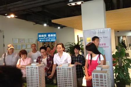 看房团现场图片 看房团现场图片