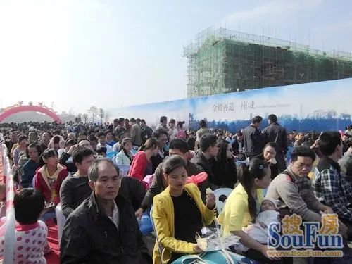 购房者正在焦急等待摇号 购房者正在焦急等待摇号