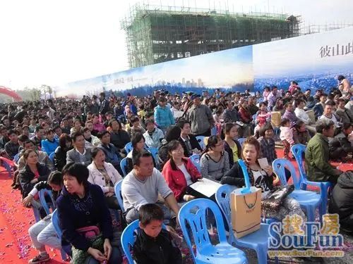 现场挤满了前来抢房的购房者 现场挤满了前来抢房的购房者