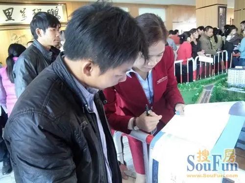 置业顾问耐心接待准业主 置业顾问耐心接待准业主