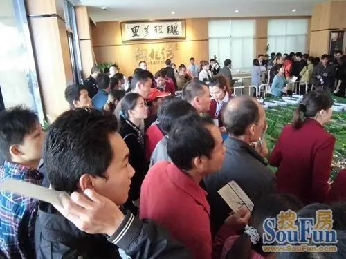 售楼部内也挤满了 售楼部内也挤满了