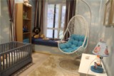宝宝房内放置的摇椅还有把阳台打造成榻榻米，让你在照顾孩子的时候还有休息的地方可以躺一下。
