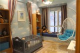 宝宝房内放置的摇椅还有把阳台打造成榻榻米，让你在照顾孩子的时候还有休息的地方可以躺一下。