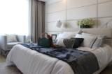 卧室采用冷色调设计，心静睡眠舒适。