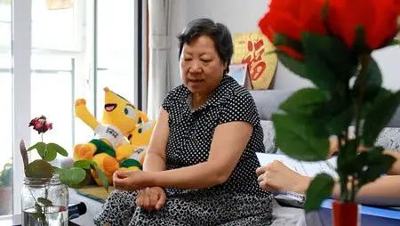 赵阿姨在家中接受房天下小编采访 赵阿姨在家中接受房天下小编采访