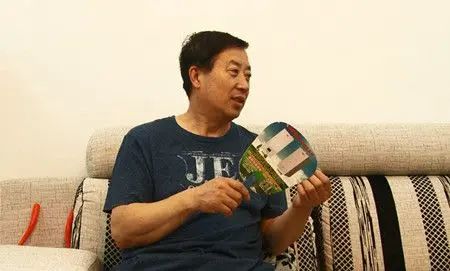 王叔叔在家中接受房天下小编采访 王叔叔在家中接受房天下小编采访