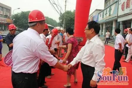 荷花盛世二期喜封金顶仪式现场 荷花盛世二期喜封金顶仪式现场