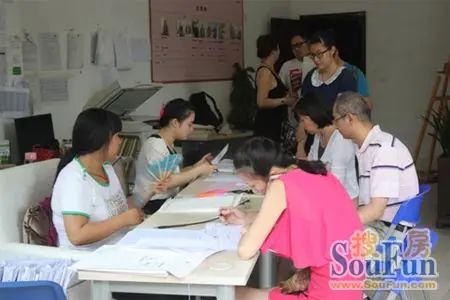 签约区排起小长龙 签约区排起小长龙