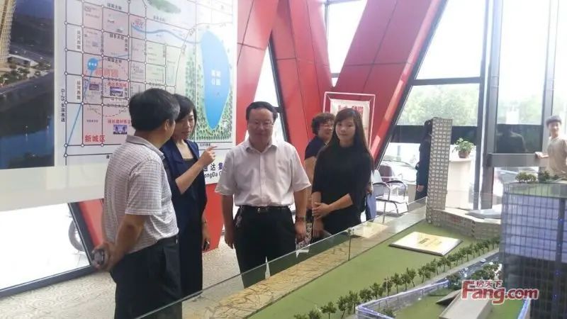 省发改委经贸处处长崔晓虎、丰南区政府副区长刘会荣莅临通达韩国城视察指导 省发改委经贸处处长崔晓虎、丰南区政府副区长刘会荣莅临通达韩国城视察指导